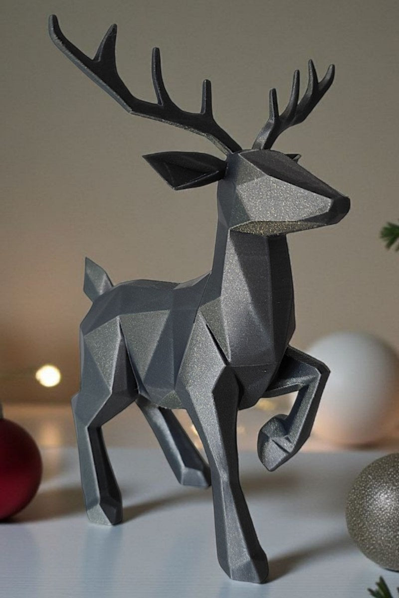 Närbild av en minimalistisk low poly-ren med fasetterad yta och horn