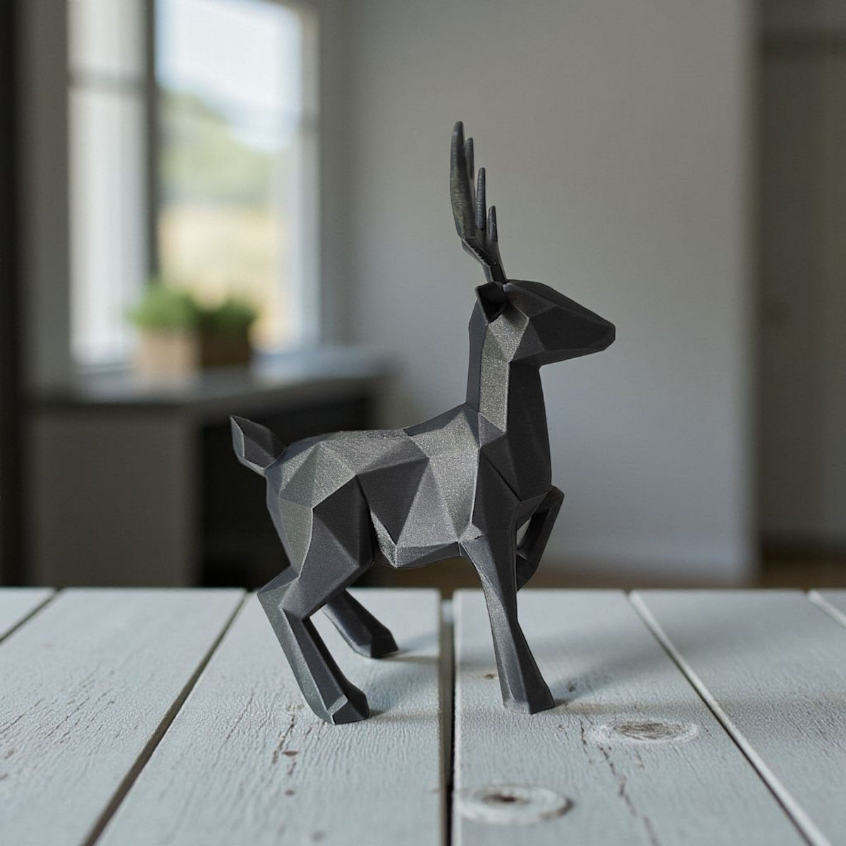 Minimalistisk low poly-ren på en vit hylla i ljus miljö