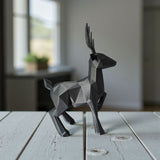 Minimalistisk low poly-ren på en vit hylla i ljus miljö