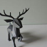 Närbild av en minimalistisk low poly-ren med fasetterad yta och horn