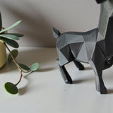 Närbild av en minimalistisk low poly-ren med fasetterad yta och horn