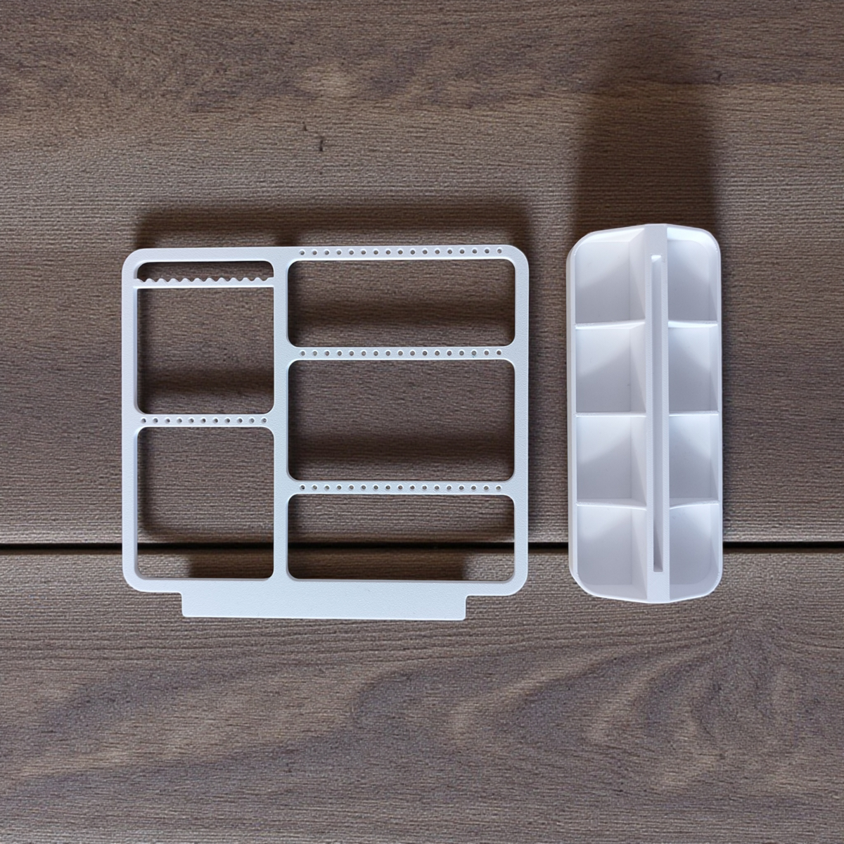 Minimalistisk smyckeshållare med örhängen, ringar och halsband i ren vit design