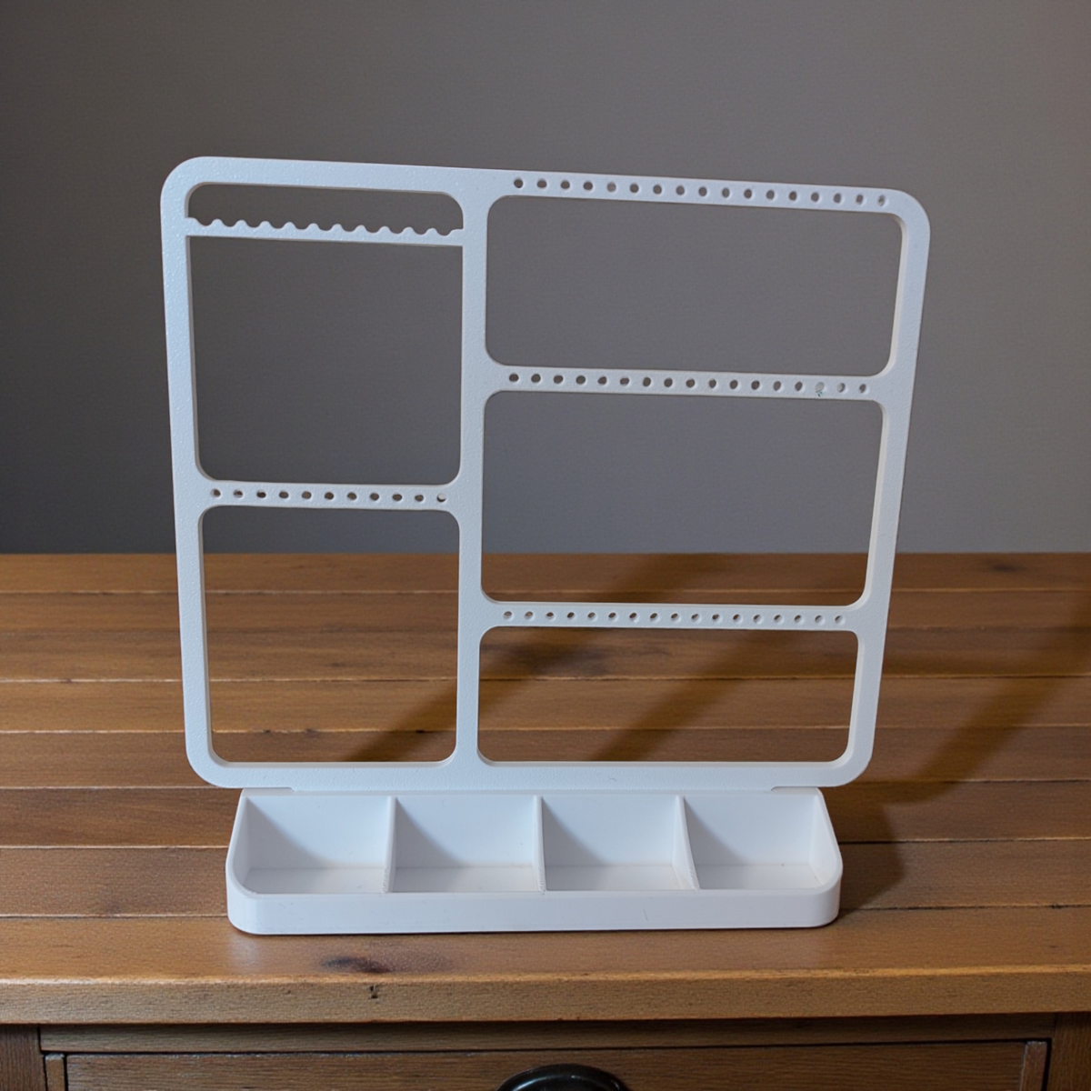 Minimalistisk smyckeshållare med örhängen, ringar och halsband i ren vit design