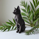 Närbild av en low poly-kattskulptur med geometriska fasetter och vinklar