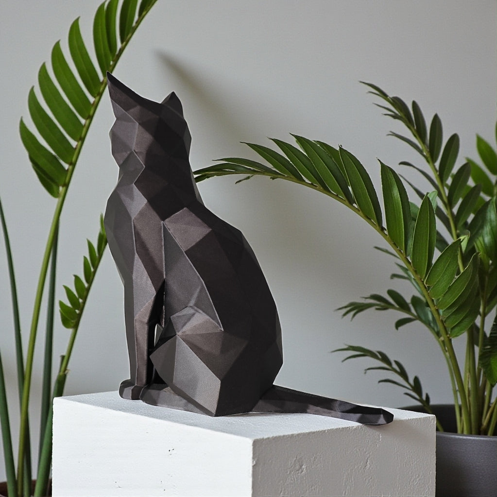 Närbild av en low poly-kattskulptur med geometriska fasetter och vinklar