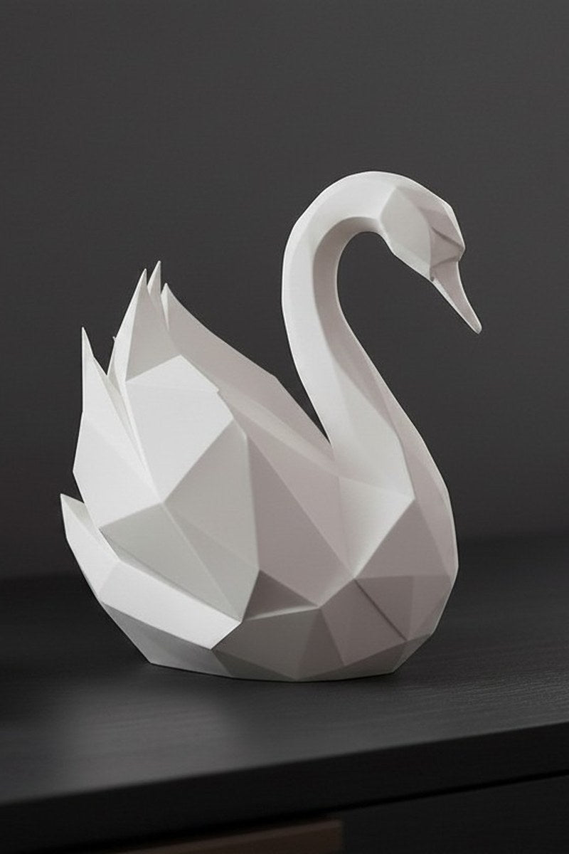 Vit low poly-svanskulptur med kantig geometrisk form, närbild