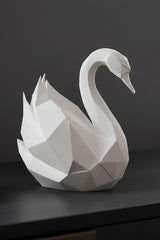 Vit low poly-svanskulptur med kantig geometrisk form, närbild