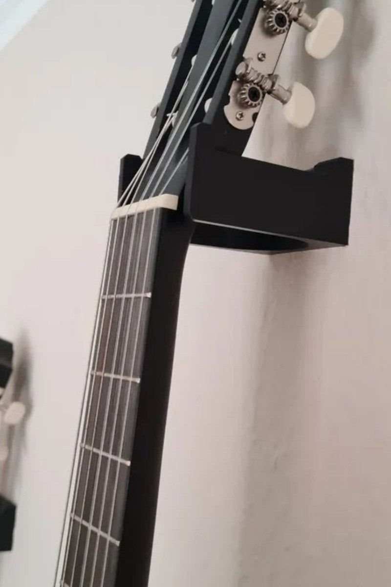 Minimalistiskt väggfäste för gitarr från sidan med ren geometrisk stödkonstruktion