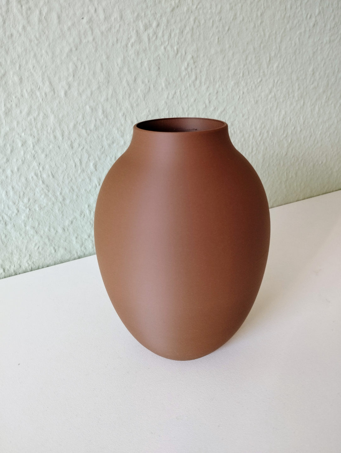 Detalj av amforavasens profil med skulptural form och proportioner