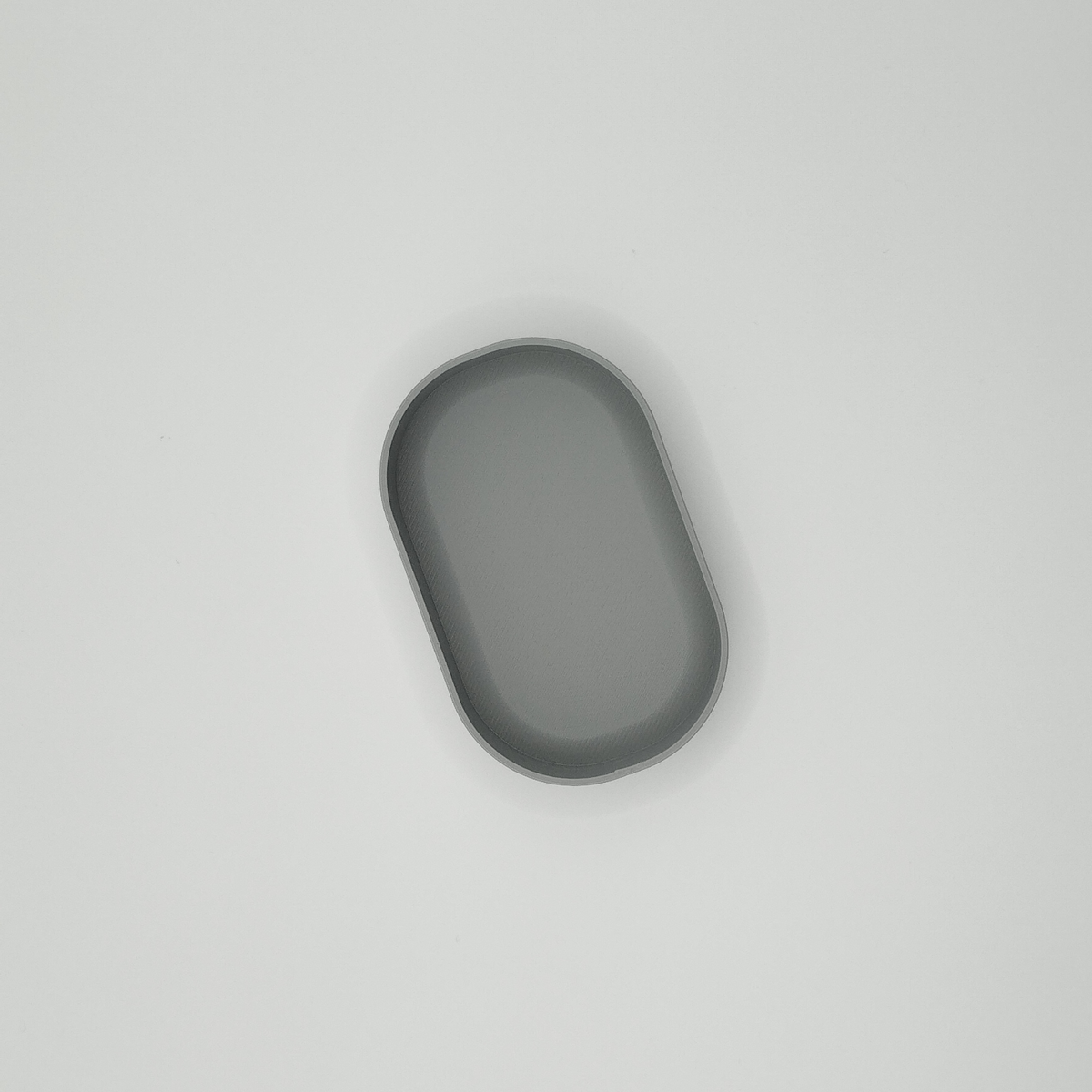 Detalj av kanten på minimalistisk rund nyckelskål