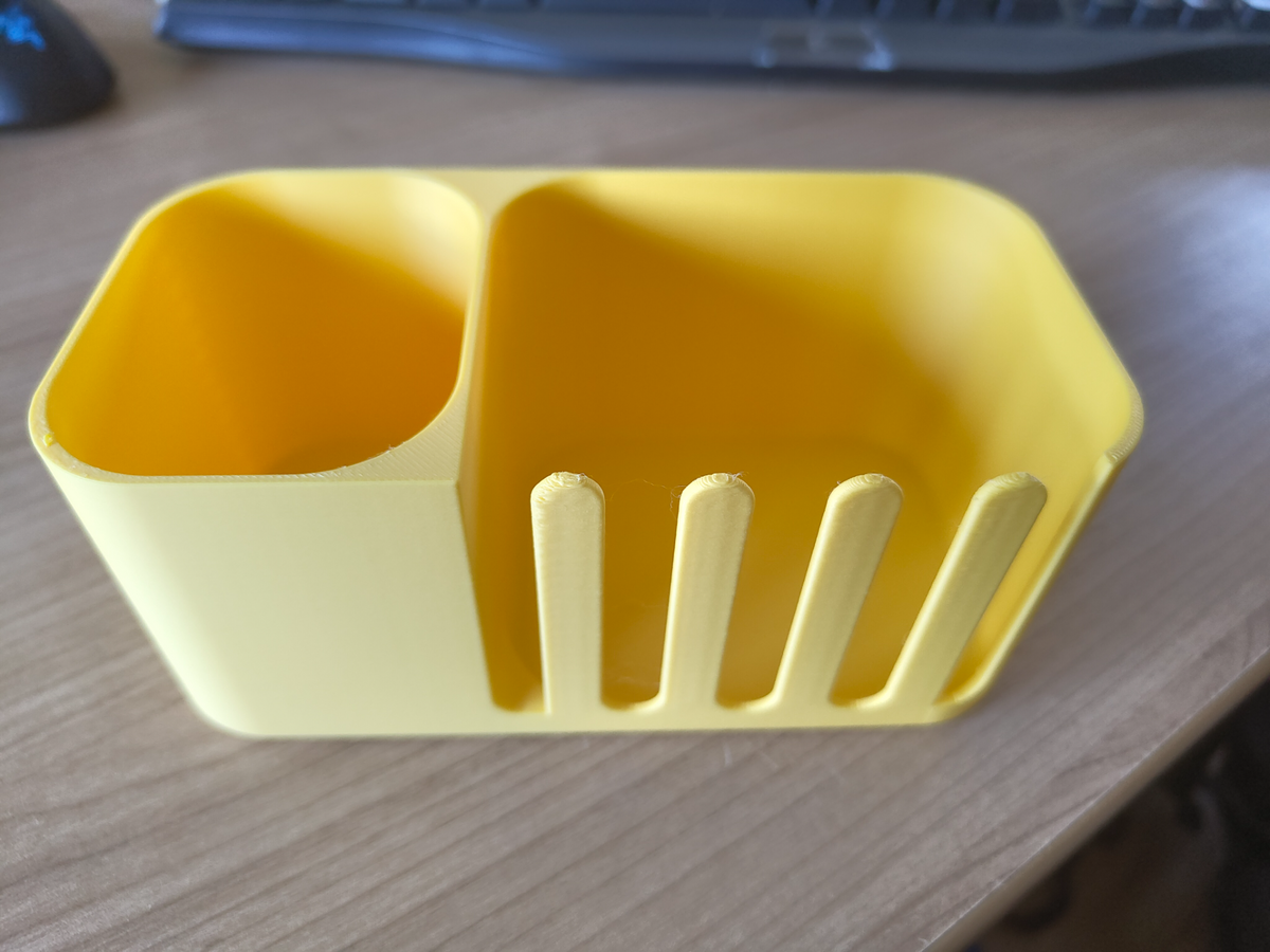 Detalj av hållarens strukturerade yta och släta kant