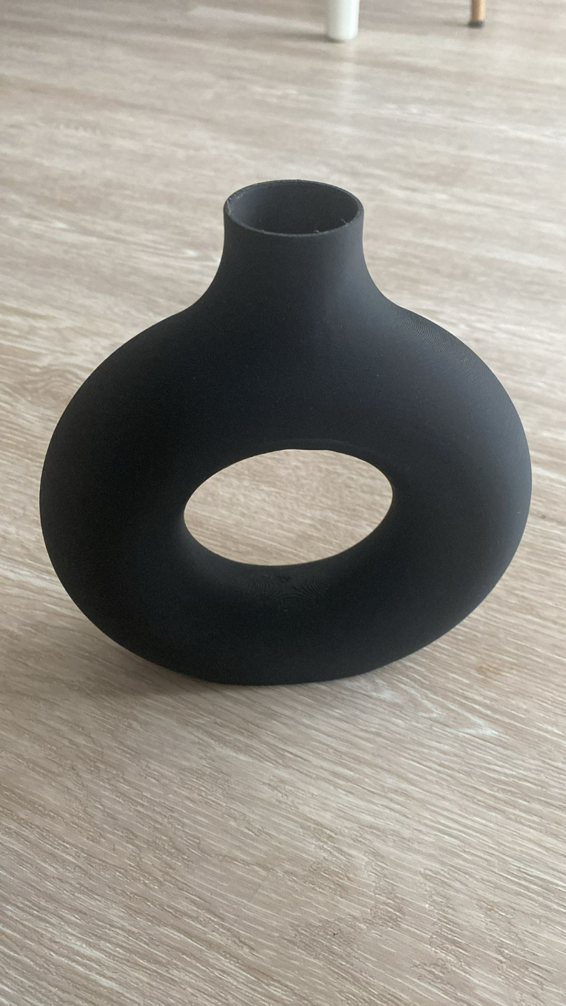 Detalj av den runda vasöppningen med geometrisk ihålig form och slät yta