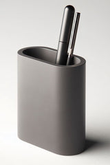 Närbild av en minimalistisk pennhållare med vertikala räfflor