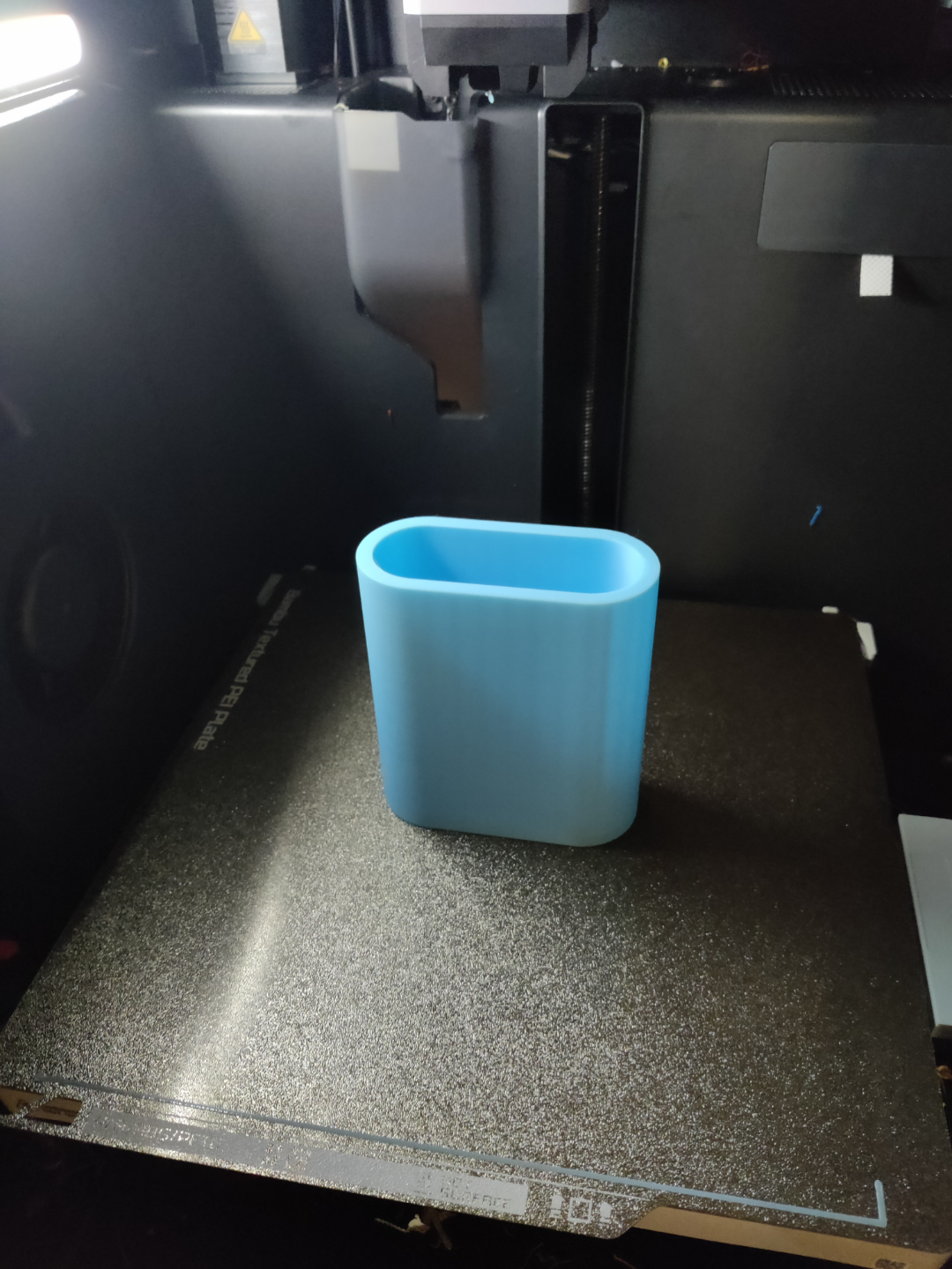 Närbild av en minimalistisk pennhållare med vertikala räfflor