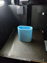 Närbild av en minimalistisk pennhållare med vertikala räfflor