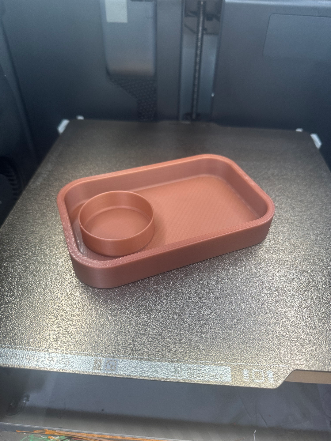 Minimalistisk nyckelbricka med inbyggd myntskål, ovanifrån med facken