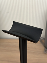Minimalistiskt hörlursställ med ren böjd arm och kompakt fot