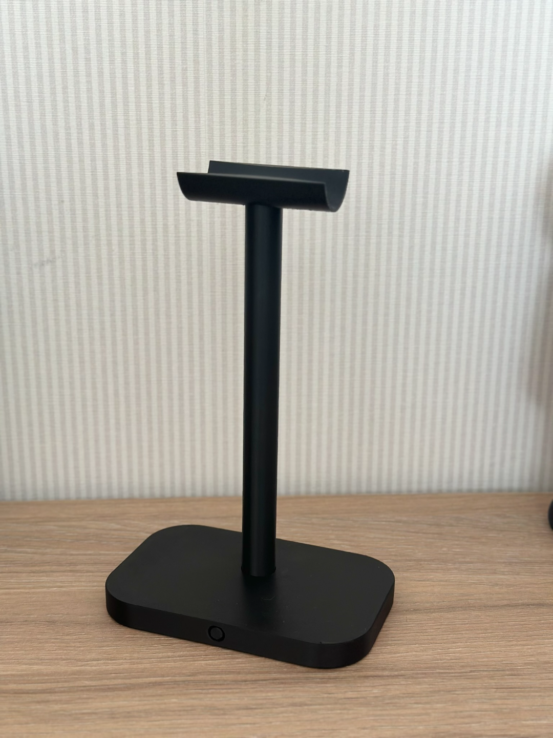 Minimalistiskt hörlursställ med ren böjd arm och kompakt fot