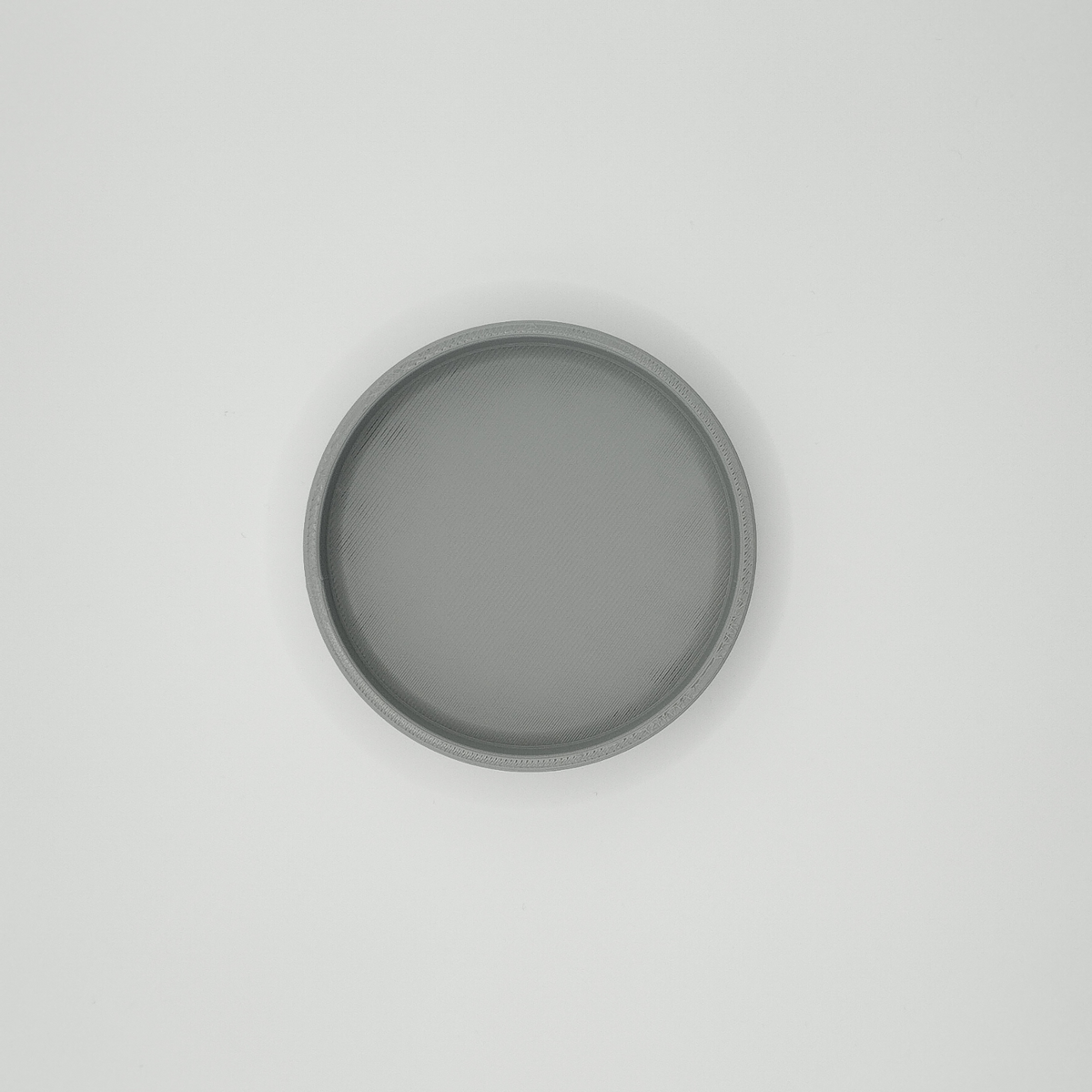 Närbild av den runda nyckelbrickans minimalistiska form