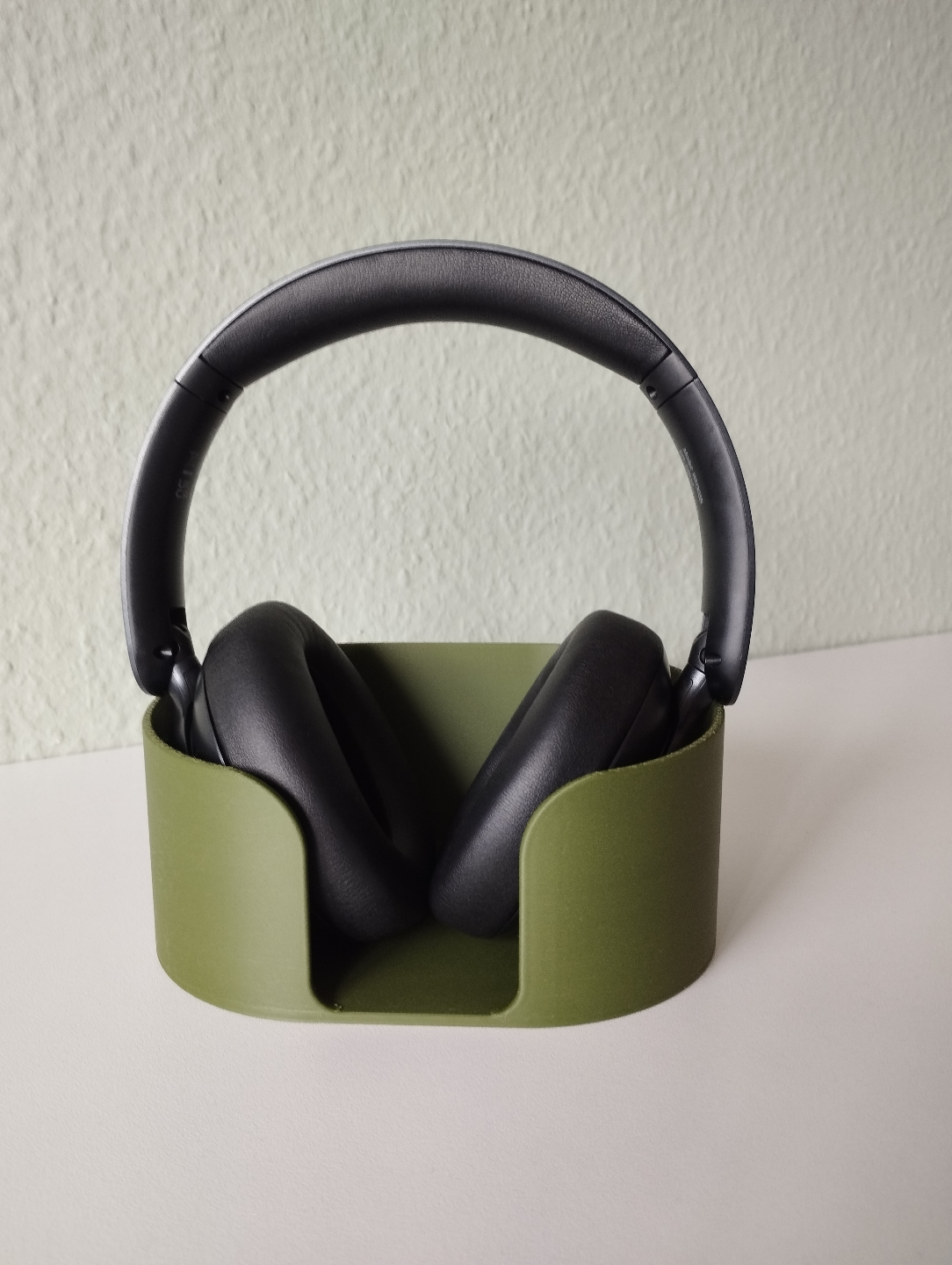 Hörlursställ med over-ear-hörlurar på modernt skrivbord