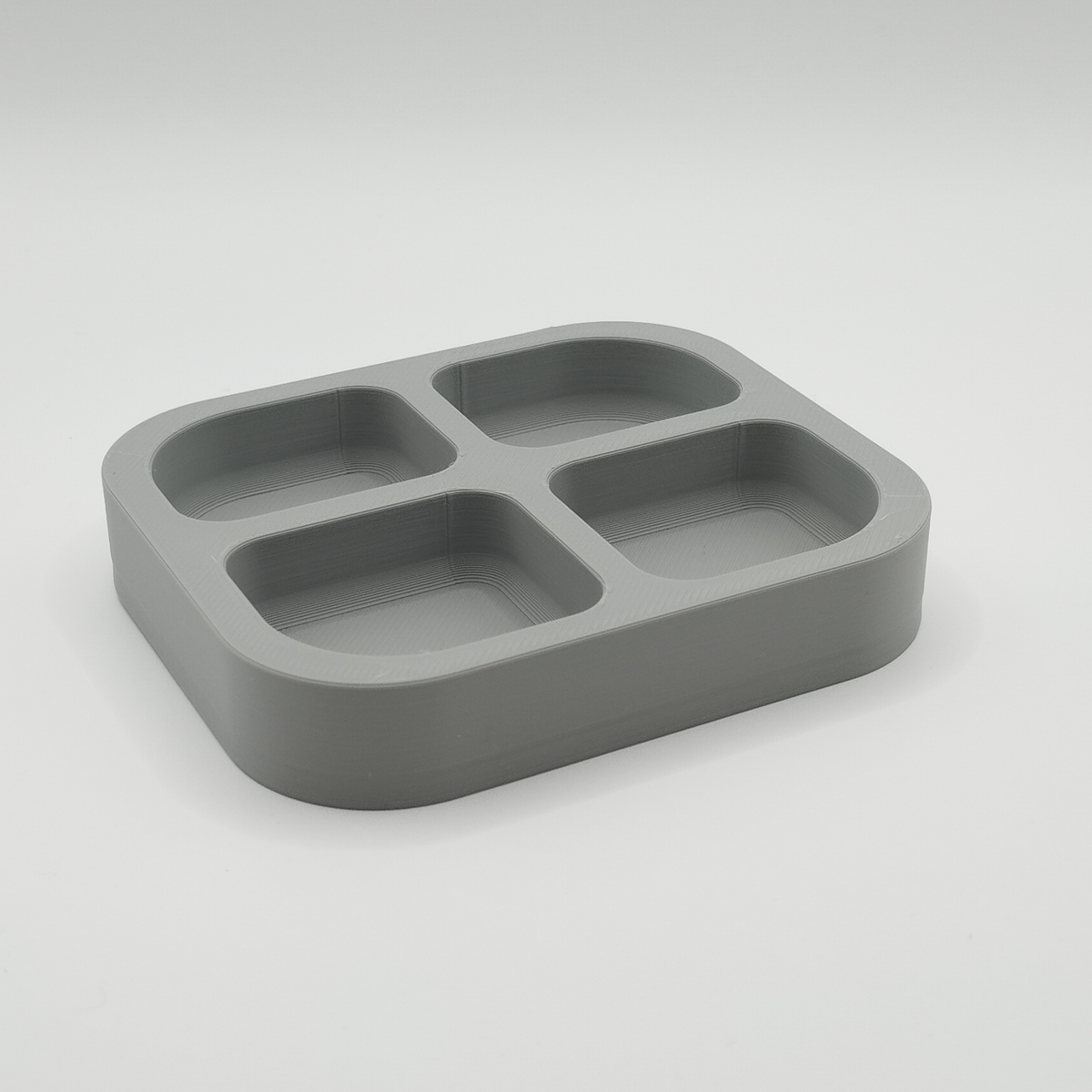 Minimalistisk nyckelbricka på en hallkonsol med nycklar i