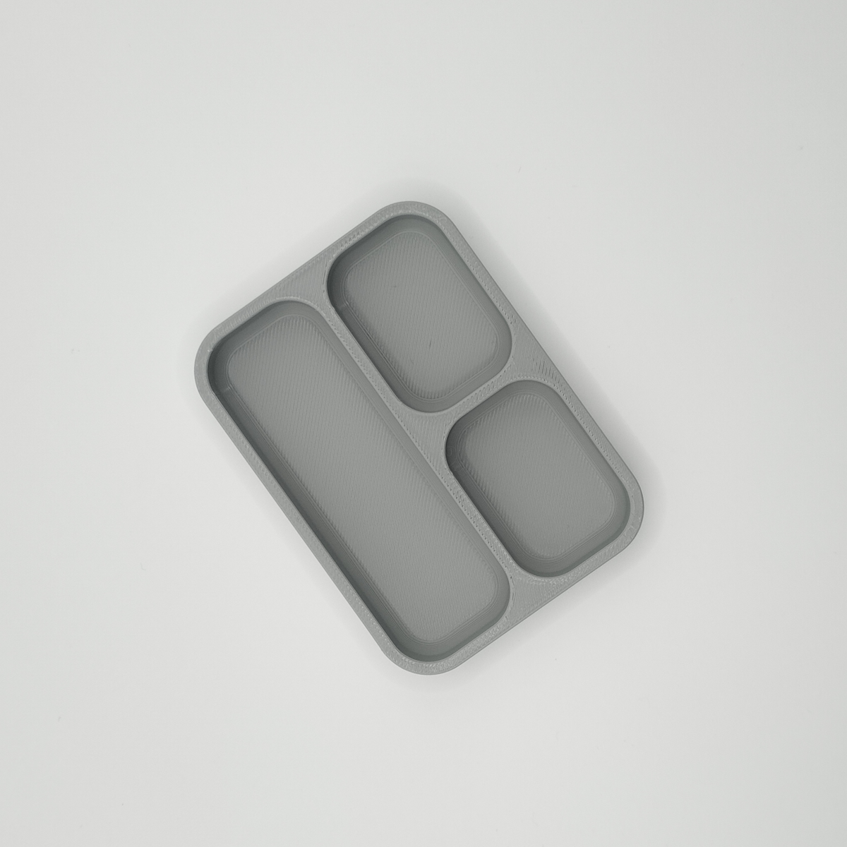 Detalj av geometriska linjer på minimalistisk bricka för nycklar och mynt