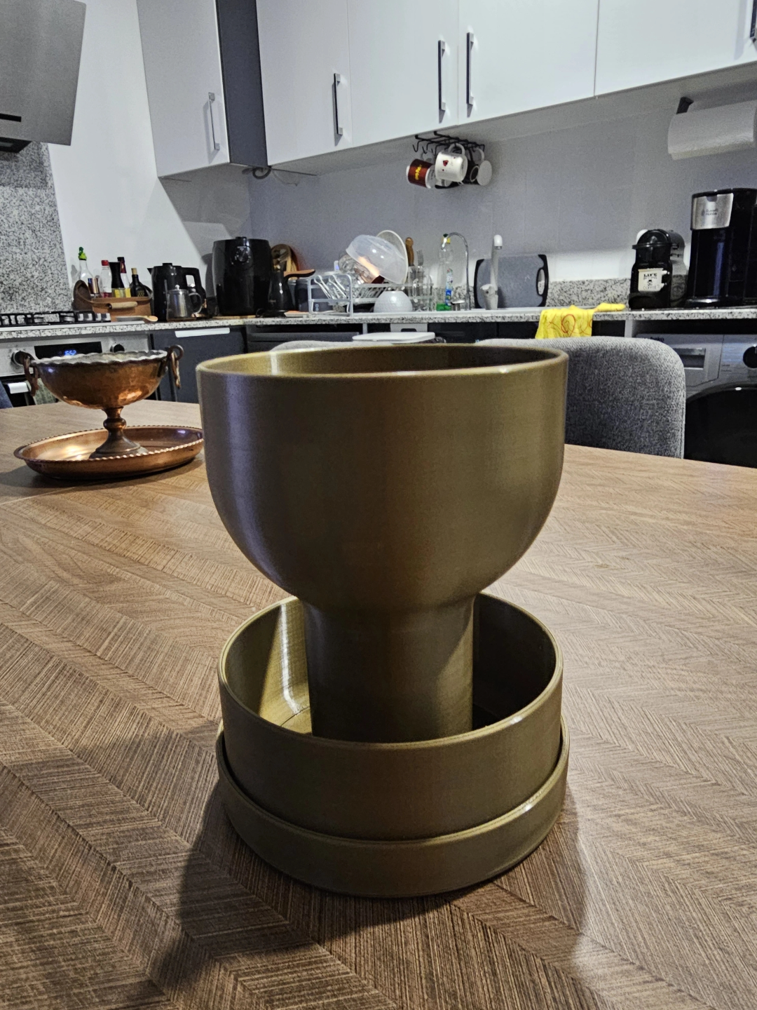 Självvattnande kruka med gralsdesign, närbild av den eleganta silhuetten