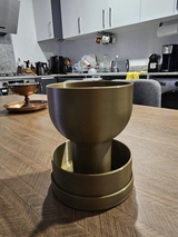 Självvattnande kruka med gralsdesign, närbild av den eleganta silhuetten