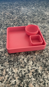 Minimalistisk fjärrkontrollsbricka med två grunda skålar, ovanifrån