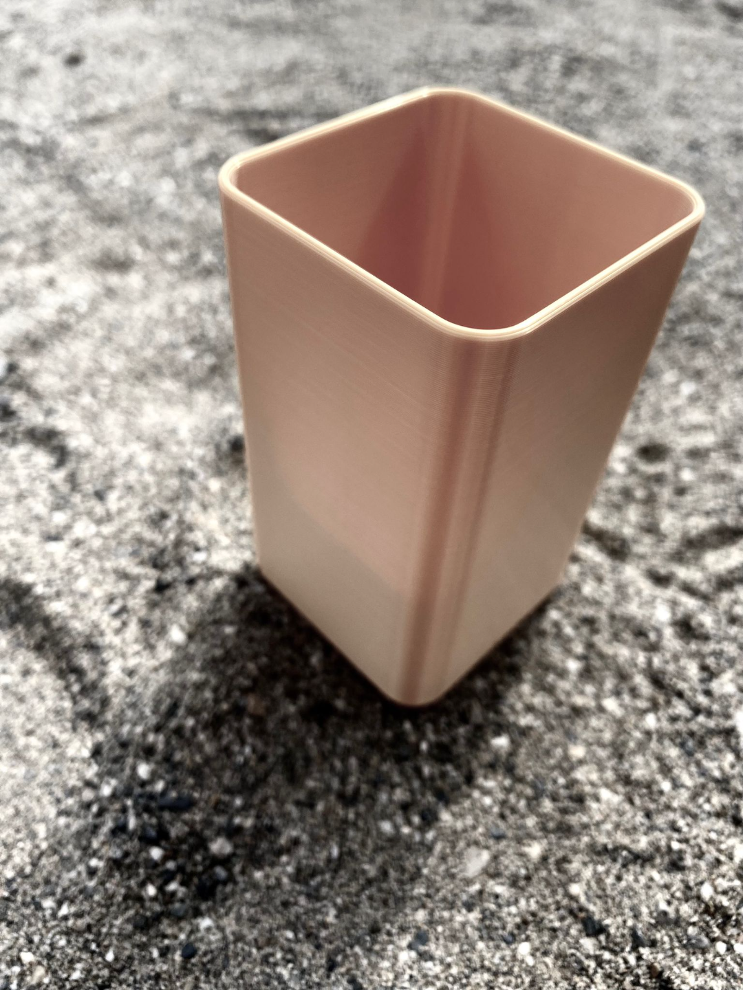 Minimalistisk fyrkantig hållare på köksbänken med köksredskap