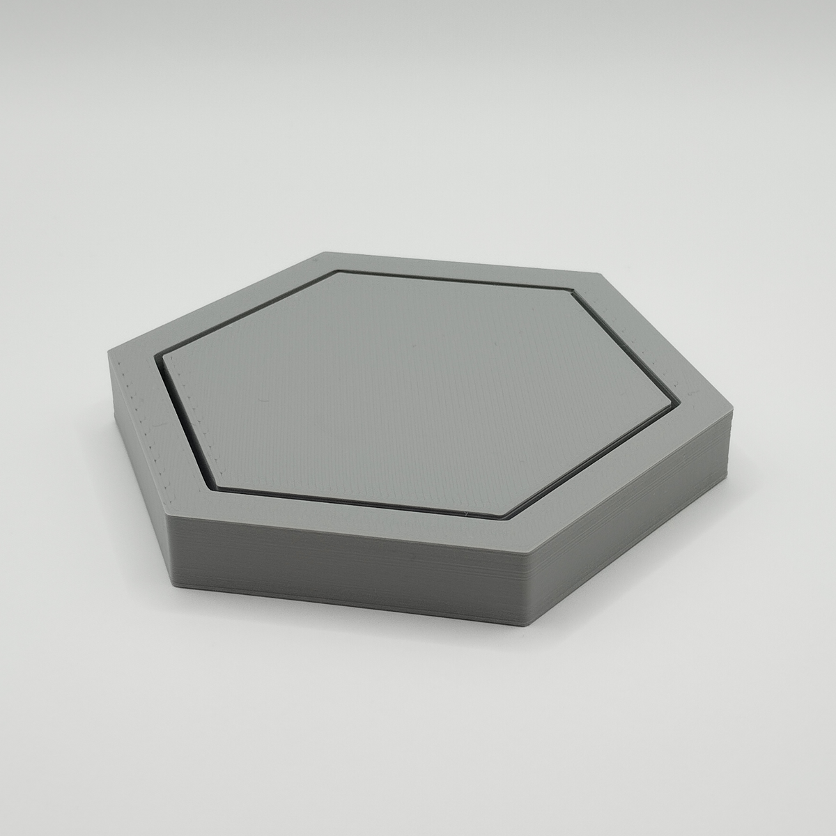 Sexkantigt glasunderlägg på träbord med kaffekopp, minimalistisk dukning