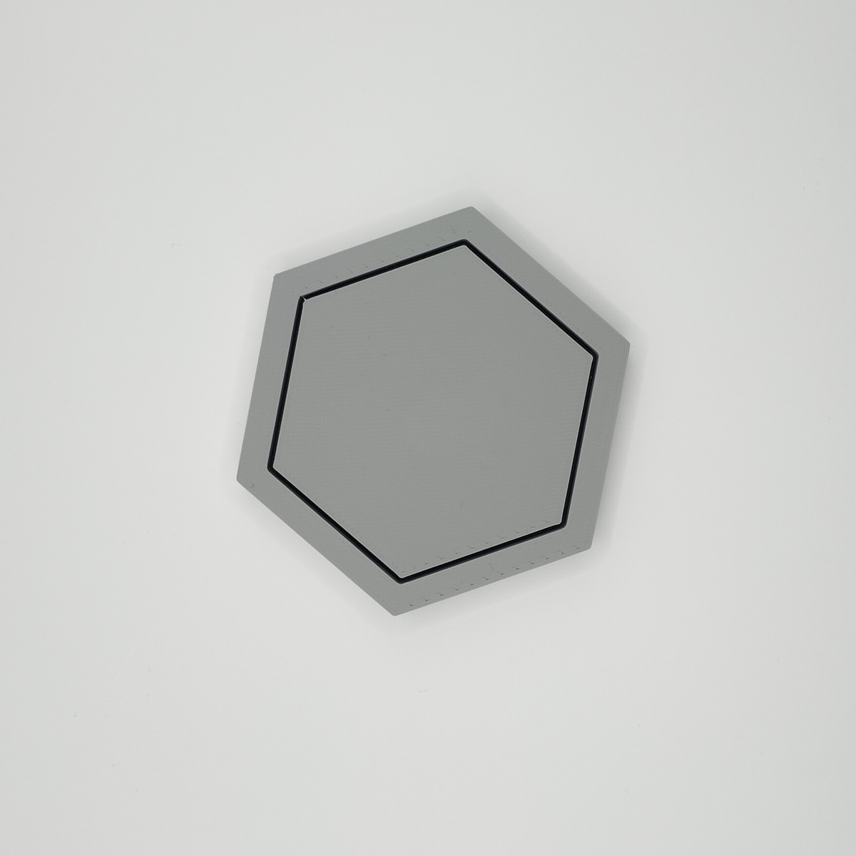 Närbild av det sexkantiga glasunderläggets kant med ren geometri