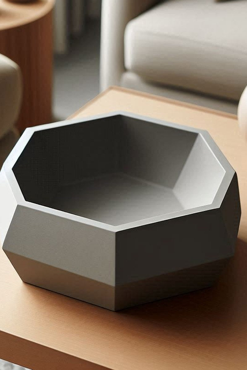 Närbild av en minimalistisk skål med mjuk böjd form och matt yta