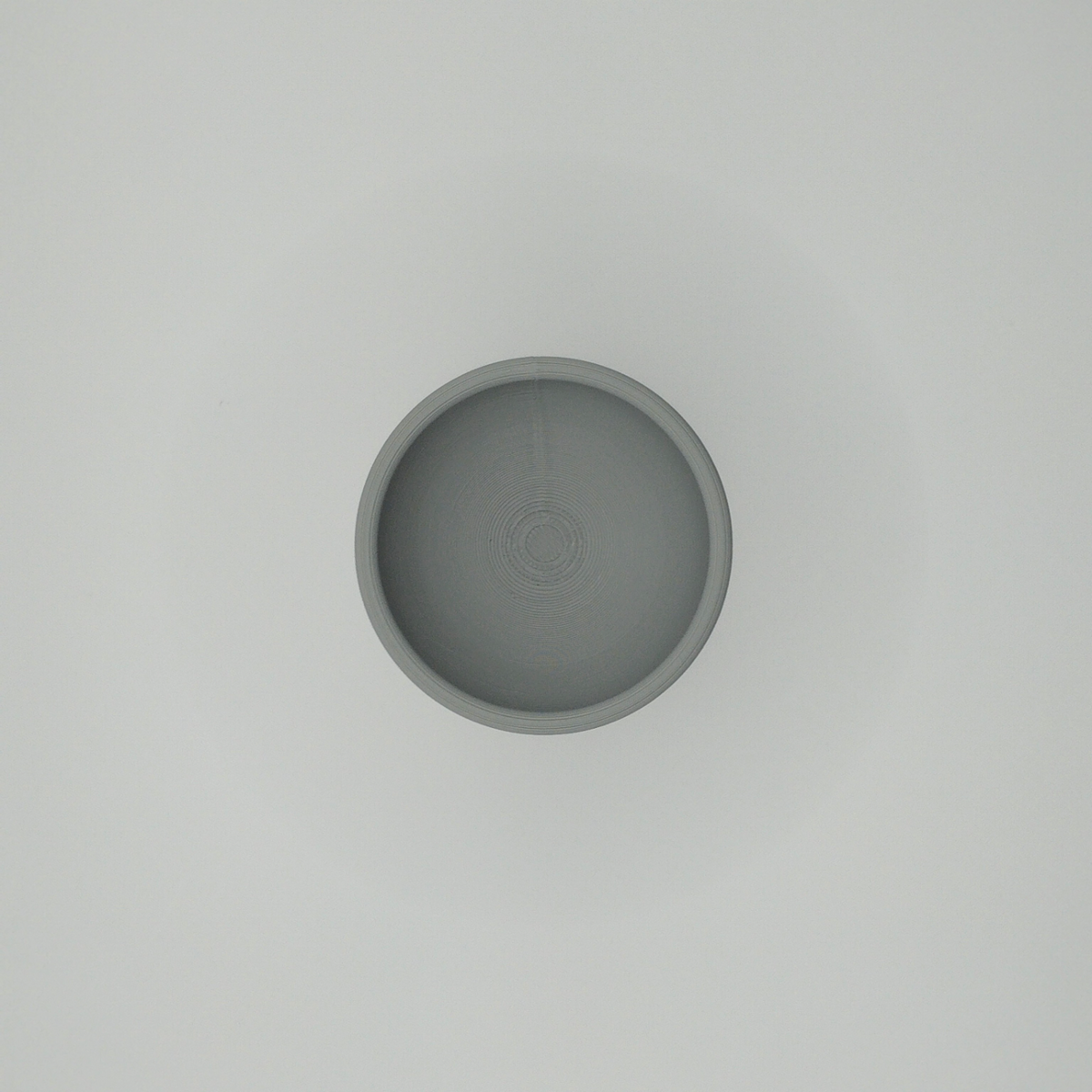 Detalj av slät böjd kant och fot på minimalistisk äggkopp