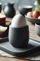 Minimalistisk äggkopp med underlägg, slät vit yta