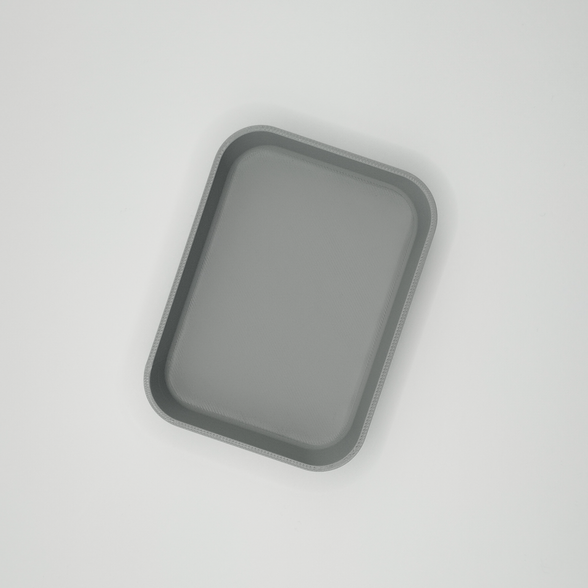 Närbild av den fasade kanten på en minimalistisk nyckelbricka