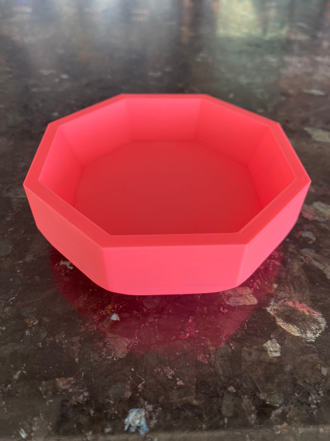 OctaPot – minimalistisk geometrisk skål med åtta skarpa hörn i neutral finish