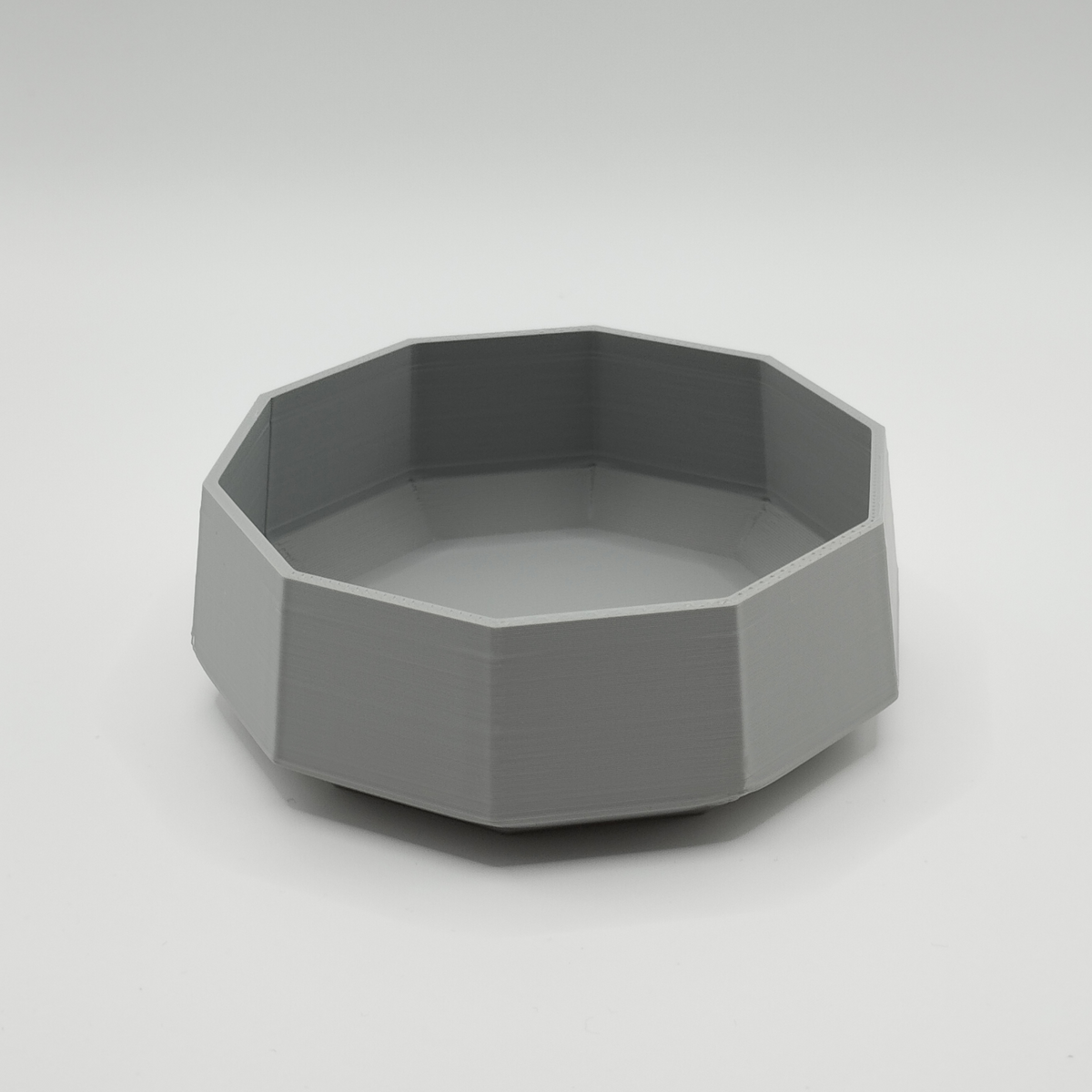 Minimalistisk skål på en ljus hylla med naturlig inredning