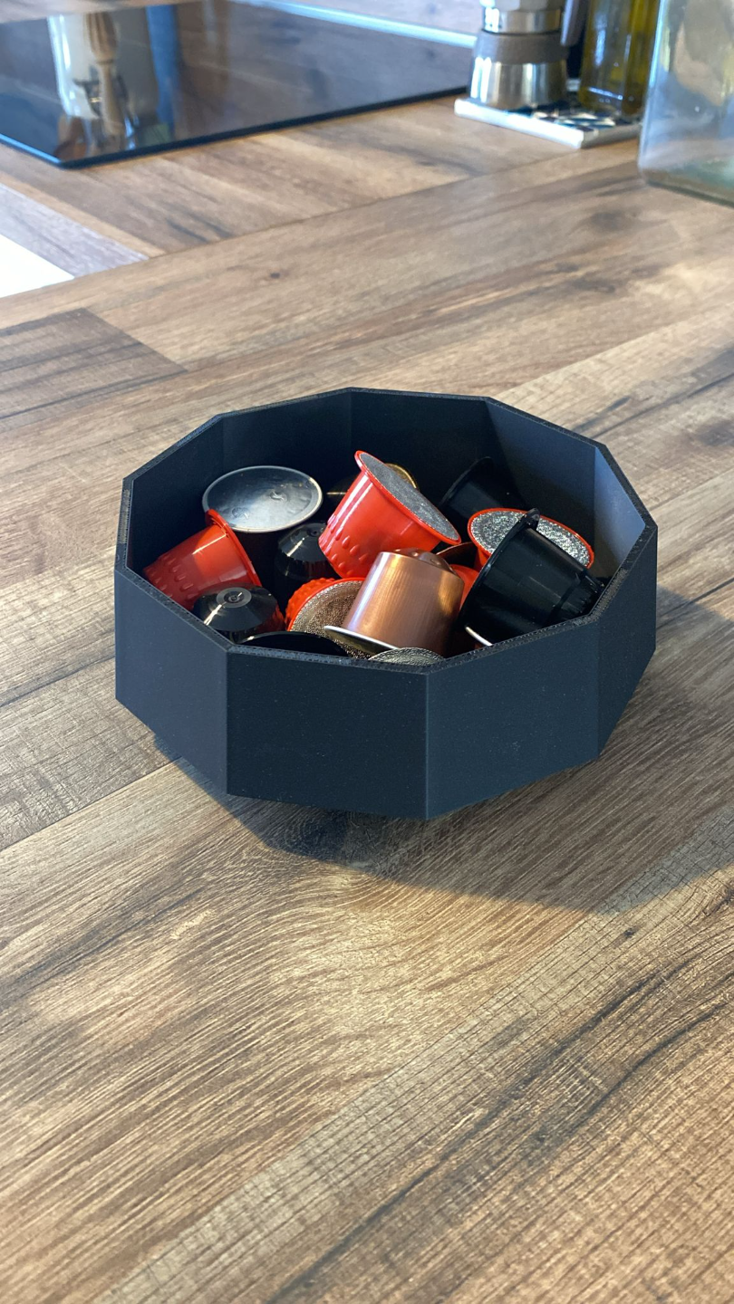 Närbild av en minimalistisk skål med skarpa geometriska linjer och slät yta
