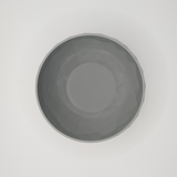 Detalj av fasetterad struktur på low poly-skål