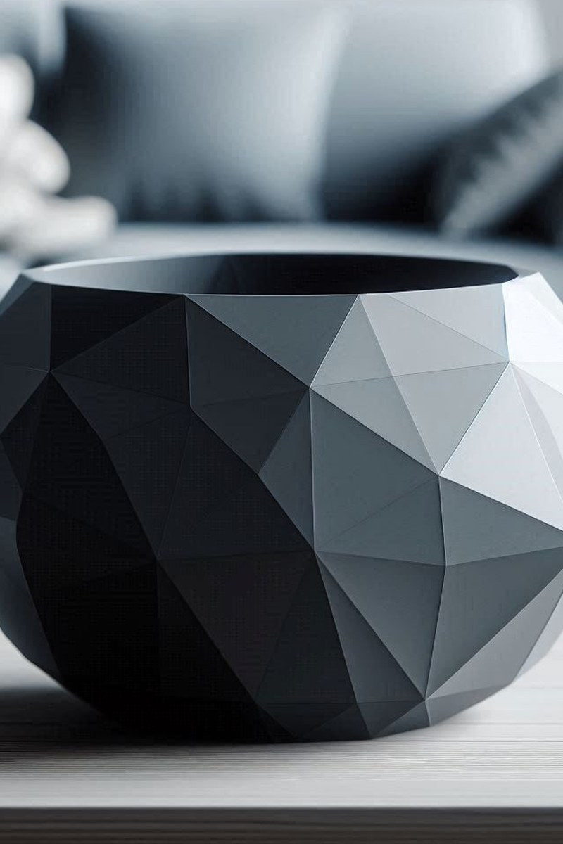 Närbild av en low poly-skål med fasetter inspirerade av sprucken sten och skuggspel