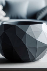 Närbild av en low poly-skål med fasetter inspirerade av sprucken sten och skuggspel