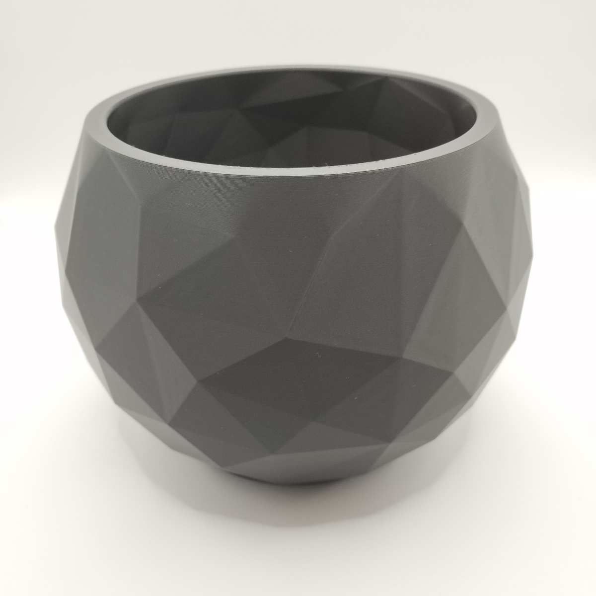 Low poly-skål på en vit hylla med minimalistisk inredning i mjuk nordisk stil