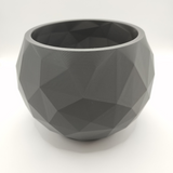 Low poly-skål på en vit hylla med minimalistisk inredning i mjuk nordisk stil