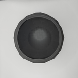 Detalj av kantiga fasetter på en low poly-skål med design som sprucken sten