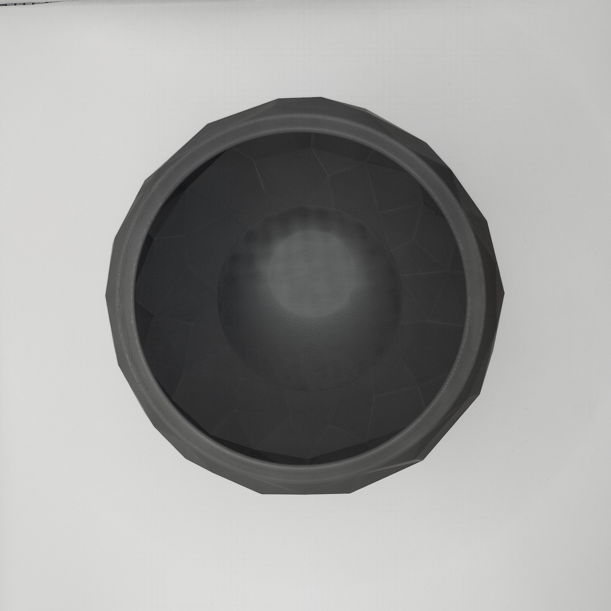 Detalj av kantiga fasetter på en low poly-skål med design som sprucken sten