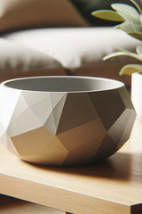 Närbild av en geometrisk diamantskål med fasetter och slät yta