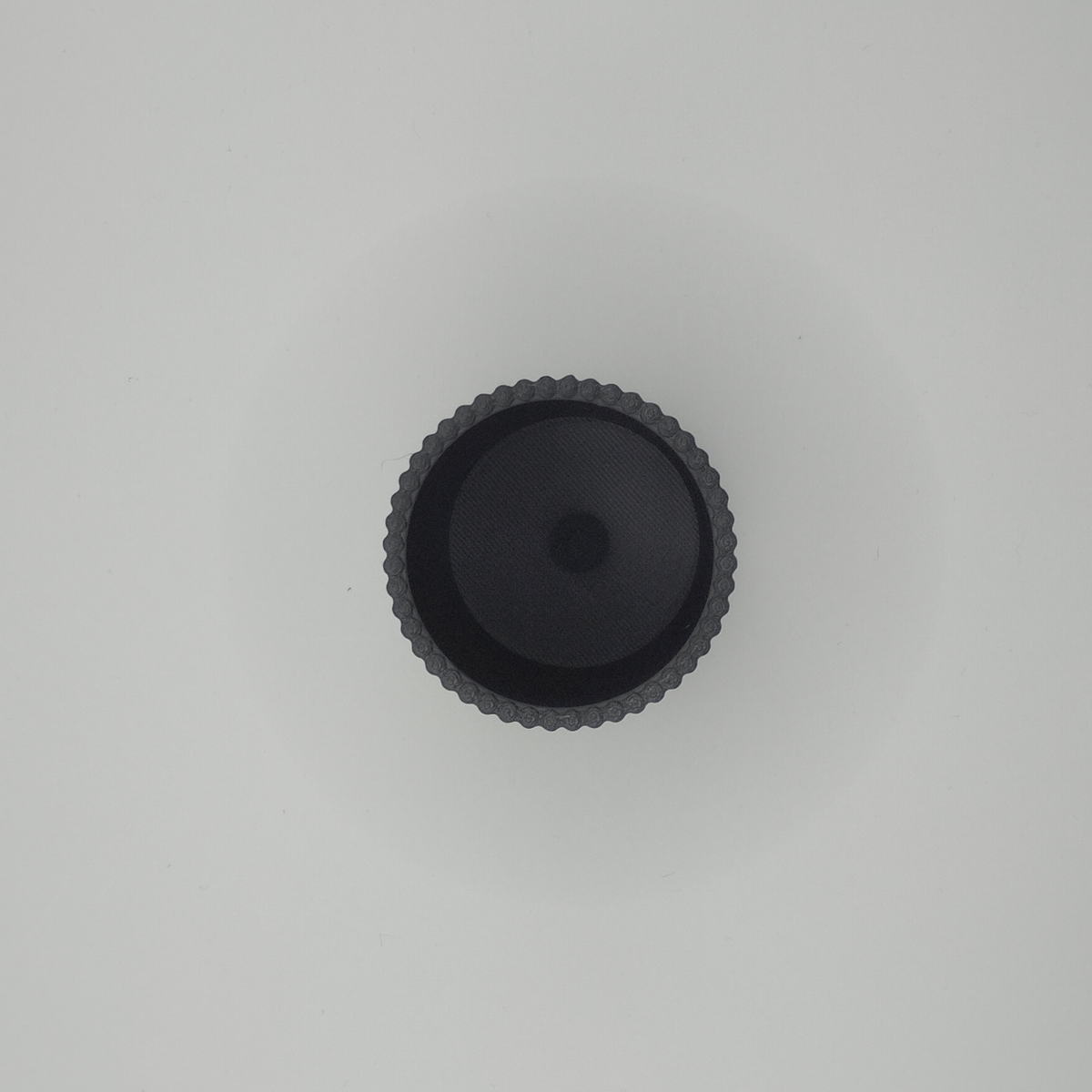 Förfinad räfflad yta på en minimalistisk pennhållare i ljuset