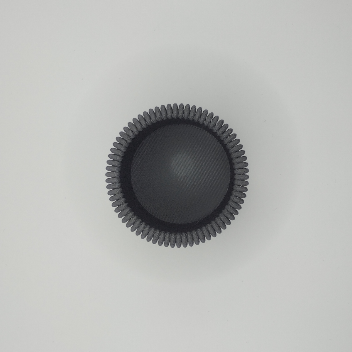 Detalj av platt räfflad yta på minimalistisk pennkopp
