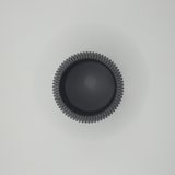 Detalj av platt räfflad yta på minimalistisk pennkopp